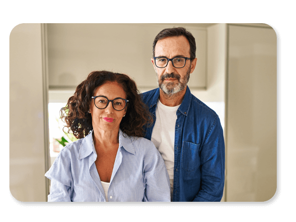 Eine Frau und ein Mann über 50, die zur Darmkrebsvorsorge gehen.